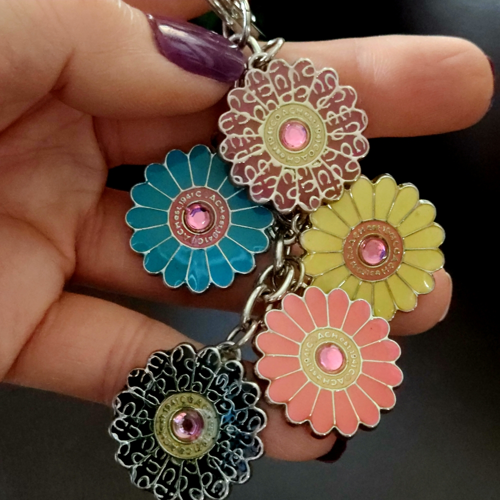 Beautiful Metal Coach Crystal Flower Keychain 🔥